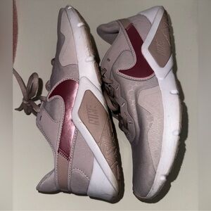 WOMENS NIKE LIGHT PINN LIGHTWEIGHT SNEAKER SZ 9